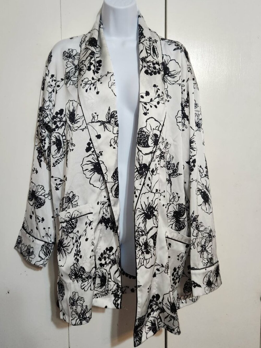 Sam Edelman Floral Kimono Jacket Size L White Black Satin Robe - NO BELT